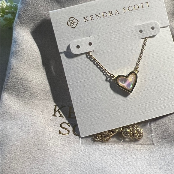 Kendra Scott Ari Heart Gold Pendant Necklace in Ivory Mother-of-Pearl - Picture 4 of 4